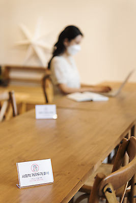포토 JPG 우먼라이프 여자 탁자 실내 마스크 한명 앉기 상반신 20대 성인 옆모습 아웃포커스 카페 한국인 싱글라이프 성인여자한명만 코로나바이러스 사회적거리두기 국내포토 1 라이프스타일 캠페인 뷰포인트 가구 모션 촬영기법 사람 동양인 청년 내부 상점 바이러스 여자한명만 성인여자만 파일형식
