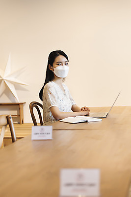 포토 JPG 우먼라이프 응시 여자 탁자 실내 마스크 한명 앉기 상반신 20대 성인 옆모습 노트북 공책 카페 한국인 소프트포커스 싱글라이프 성인여자한명만 코로나바이러스 사회적거리두기 국내포토 1 라이프스타일 시선 캠페인 뷰포인트 가구 모션 문구용품 촬영기법 사람 동양인 청년 내부 전자제품 상점 바이러스 여자한명만 성인여자만 파일형식