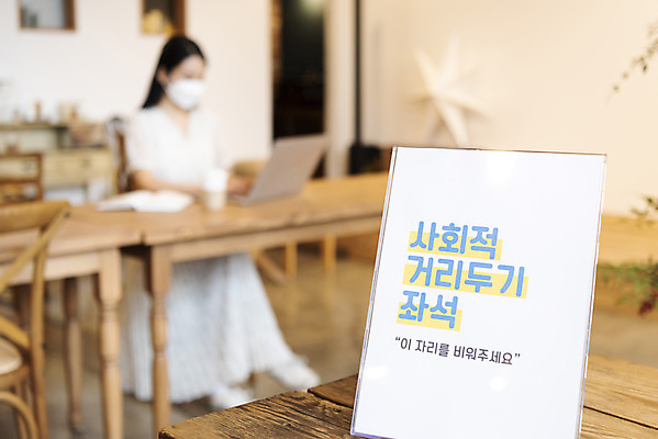 포토 JPG 전신 우먼라이프 여자 탁자 실내 마스크 한명 앉기 20대 성인 옆모습 아웃포커스 카페 팻말 한국인 싱글라이프 성인여자한명만 코로나바이러스 사회적거리두기 국내포토 1 라이프스타일 캠페인 뷰포인트 가구 모션 프레임 촬영기법 사람 동양인 청년 내부 상점 바이러스 여자한명만 성인여자만 파일형식