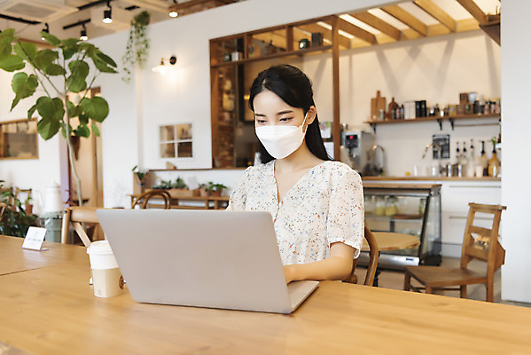 포토 JPG 우먼라이프 응시 여자 실내 마스크 한명 앉기 상반신 20대 성인 앞모습 노트북 카페 한국인 업무 테이크아웃컵 싱글라이프 성인여자한명만 코로나바이러스 사회적거리두기 국내포토 1 라이프스타일 시선 캠페인 뷰포인트 모션 사람 동양인 청년 내부 컵 전자제품 상점 작업 바이러스 여자한명만 성인여자만 파일형식