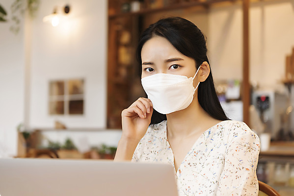 포토 JPG 우먼라이프 응시 여자 실내 마스크 한명 앉기 상반신 20대 성인 옆모습 아웃포커스 카페 한국인 잡기 싱글라이프 성인여자한명만 코로나바이러스 사회적거리두기 국내포토 1 라이프스타일 시선 캠페인 뷰포인트 모션 촬영기법 사람 동양인 청년 내부 상점 바이러스 여자한명만 성인여자만 파일형식