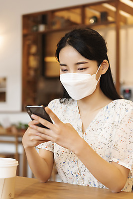 포토 JPG 우먼라이프 여자 실내 마스크 한명 들기 앉기 상반신 20대 성인 옆모습 아웃포커스 스마트폰 카페 한국인 테이크아웃컵 싱글라이프 성인여자한명만 코로나바이러스 사회적거리두기 국내포토 1 라이프스타일 캠페인 뷰포인트 모션 촬영기법 사람 동양인 청년 내부 컵 핸드폰 스마트기기 상점 바이러스 여자한명만 성인여자만 파일형식