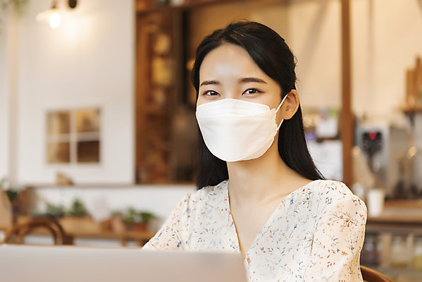 포토 JPG 우먼라이프 응시 여자 실내 마스크 한명 미소 앉기 상반신 20대 성인 앞모습 아웃포커스 카페 한국인 싱글라이프 성인여자한명만 코로나바이러스 사회적거리두기 국내포토 1 라이프스타일 시선 캠페인 뷰포인트 모션 촬영기법 표정 사람 동양인 청년 내부 상점 바이러스 여자한명만 성인여자만 파일형식