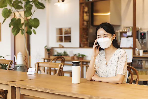 포토 JPG 우먼라이프 여자 실내 마스크 한명 미소 들기 앉기 상반신 20대 성인 옆모습 스마트폰 자연보호 카페 한국인 통화 텀블러 싱글라이프 성인여자한명만 제로웨이스트 코로나바이러스 사회적거리두기 국내포토 1 라이프스타일 캠페인 뷰포인트 모션 자연 표정 사람 동양인 청년 내부 컵 핸드폰 스마트기기 상점 그린캠페인 바이러스 보호 사회이슈 여자한명만 성인여자만 파일형식