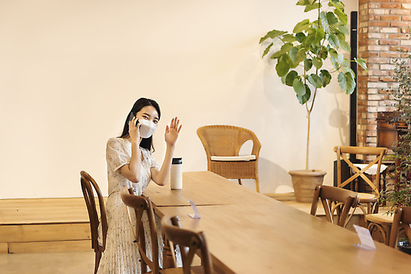 포토 JPG 우먼라이프 응시 여자 의자 탁자 실내 마스크 한명 들기 앉기 상반신 20대 성인 옆모습 스마트폰 자연보호 카페 한국인 손인사 통화 텀블러 싱글라이프 성인여자한명만 제로웨이스트 코로나바이러스 사회적거리두기 국내포토 1 라이프스타일 시선 캠페인 뷰포인트 가구 모션 자연 사람 동양인 청년 내부 컵 핸드폰 스마트기기 상점 그린캠페인 인사 바이러스 보호 사회이슈 여자한명만 성인여자만 파일형식