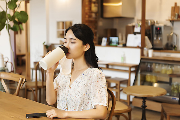 포토 JPG 우먼라이프 여자 실내 마스크 한명 들기 앉기 상반신 20대 성인 옆모습 아웃포커스 스마트폰 자연보호 카페 한국인 마시기 텀블러 싱글라이프 성인여자한명만 제로웨이스트 코로나바이러스 사회적거리두기 노마스크 국내포토 1 라이프스타일 캠페인 뷰포인트 모션 자연 촬영기법 사람 동양인 청년 내부 컵 핸드폰 스마트기기 상점 그린캠페인 바이러스 보호 사회이슈 여자한명만 성인여자만 파일형식