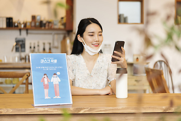 포토 JPG 우먼라이프 응시 여자 실내 마스크 한명 미소 들기 앉기 상반신 20대 성인 앞모습 아웃포커스 스마트폰 자연보호 카페 팻말 한국인 소프트포커스 텀블러 싱글라이프 성인여자한명만 제로웨이스트 코로나바이러스 사회적거리두기 턱스크 국내포토 1 라이프스타일 시선 캠페인 뷰포인트 모션 자연 프레임 촬영기법 표정 사람 동양인 청년 내부 컵 핸드폰 스마트기기 상점 그린캠페인 바이러스 보호 사회이슈 합성어 여자한명만 성인여자만 파일형식