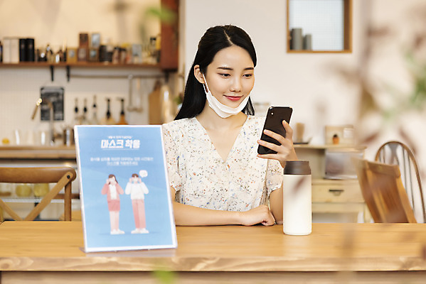 포토 JPG 우먼라이프 응시 여자 실내 마스크 한명 미소 들기 앉기 상반신 20대 성인 앞모습 아웃포커스 스마트폰 자연보호 카페 팻말 한국인 소프트포커스 텀블러 싱글라이프 성인여자한명만 제로웨이스트 코로나바이러스 사회적거리두기 턱스크 국내포토 1 라이프스타일 시선 캠페인 뷰포인트 모션 자연 프레임 촬영기법 표정 사람 동양인 청년 내부 컵 핸드폰 스마트기기 상점 그린캠페인 바이러스 보호 사회이슈 합성어 여자한명만 성인여자만 파일형식
