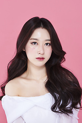 포토 JPG 스튜디오촬영 응시 여자 실내 한명 상반신 20대 성인 앞모습 화장 뷰티 한국인 청순 의료성형뷰티 성인여자한명만 분홍색배경 국내포토 1 시선 뷰포인트 분홍색 백그라운드 컨셉 사람 동양인 청년 내부 여자한명만 성인여자만 파일형식