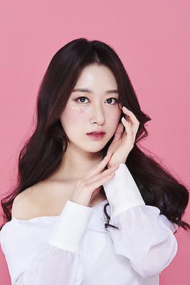 포토 JPG 스튜디오촬영 응시 여자 실내 한명 손짓 상반신 20대 성인 앞모습 화장 뷰티 한국인 청순 의료성형뷰티 성인여자한명만 분홍색배경 국내포토 1 시선 뷰포인트 분홍색 백그라운드 컨셉 모션 사람 동양인 청년 내부 여자한명만 성인여자만 파일형식