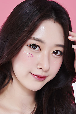 포토 JPG 스튜디오촬영 응시 여자 얼굴 실내 한명 미소 근접촬영 상반신 20대 성인 앞모습 화장 뷰티 한국인 청순 의료성형뷰티 성인여자한명만 분홍색배경 국내포토 1 시선 뷰포인트 분홍색 백그라운드 컨셉 표정 사람 동양인 청년 내부 신체부위 여자한명만 성인여자만 파일형식