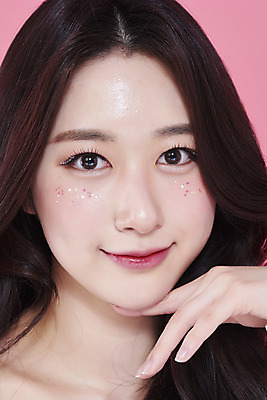 포토 JPG 스튜디오촬영 응시 여자 얼굴 실내 한명 손짓 근접촬영 상반신 20대 성인 앞모습 화장 뷰티 한국인 청순 의료성형뷰티 성인여자한명만 분홍색배경 국내포토 1 시선 뷰포인트 분홍색 백그라운드 컨셉 모션 사람 동양인 청년 내부 신체부위 여자한명만 성인여자만 파일형식