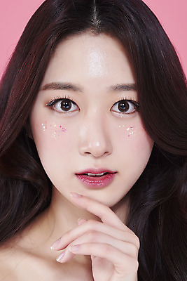 포토 JPG 스튜디오촬영 응시 여자 얼굴 실내 한명 손짓 근접촬영 상반신 20대 성인 앞모습 화장 뷰티 한국인 청순 의료성형뷰티 성인여자한명만 분홍색배경 국내포토 1 시선 뷰포인트 분홍색 백그라운드 컨셉 모션 사람 동양인 청년 내부 신체부위 여자한명만 성인여자만 파일형식