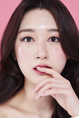 포토 JPG 스튜디오촬영 응시 여자 얼굴 실내 한명 손짓 근접촬영 상반신 20대 성인 앞모습 화장 뷰티 한국인 청순 의료성형뷰티 성인여자한명만 분홍색배경 국내포토 1 시선 뷰포인트 분홍색 백그라운드 컨셉 모션 사람 동양인 청년 내부 신체부위 여자한명만 성인여자만 파일형식