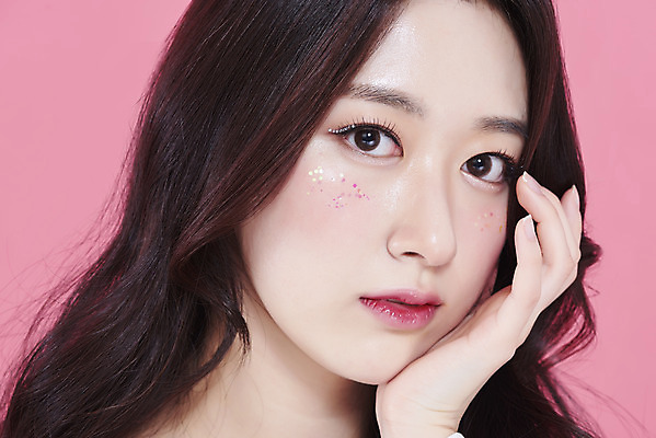 포토 JPG 스튜디오촬영 응시 여자 얼굴 실내 한명 근접촬영 상반신 20대 성인 앞모습 화장 뷰티 턱괴기 한국인 청순 의료성형뷰티 성인여자한명만 분홍색배경 국내포토 1 시선 뷰포인트 분홍색 백그라운드 컨셉 모션 사람 동양인 청년 내부 신체부위 여자한명만 성인여자만 파일형식