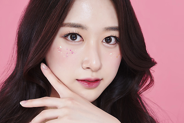 포토 JPG 스튜디오촬영 응시 여자 얼굴 실내 한명 손짓 근접촬영 상반신 20대 성인 앞모습 화장 뷰티 한국인 청순 의료성형뷰티 성인여자한명만 분홍색배경 국내포토 1 시선 뷰포인트 분홍색 백그라운드 컨셉 모션 사람 동양인 청년 내부 신체부위 여자한명만 성인여자만 파일형식