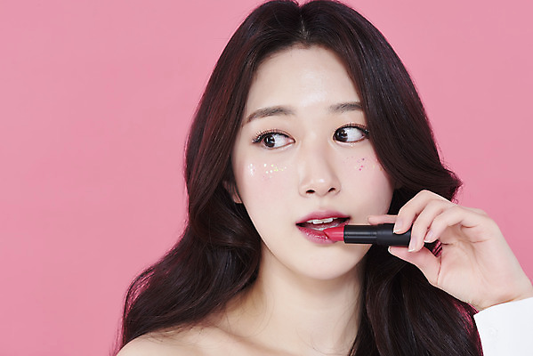 포토 JPG 스튜디오촬영 응시 여자 실내 한명 들기 상반신 20대 성인 앞모습 화장 뷰티 한국인 립스틱 바르기 립메이크업 청순 의료성형뷰티 성인여자한명만 분홍색배경 국내포토 1 시선 뷰포인트 분홍색 백그라운드 컨셉 모션 사람 동양인 청년 내부 화장품 여자한명만 성인여자만 파일형식