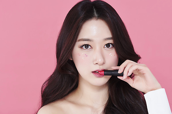 포토 JPG 스튜디오촬영 응시 여자 실내 한명 들기 상반신 20대 성인 앞모습 화장 뷰티 한국인 립스틱 바르기 립메이크업 청순 의료성형뷰티 성인여자한명만 분홍색배경 국내포토 1 시선 뷰포인트 분홍색 백그라운드 컨셉 모션 사람 동양인 청년 내부 화장품 여자한명만 성인여자만 파일형식