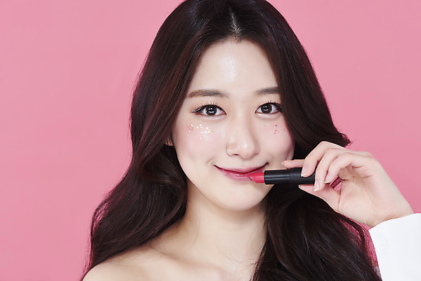 포토 JPG 스튜디오촬영 응시 여자 실내 한명 미소 들기 상반신 20대 성인 앞모습 화장 뷰티 한국인 립스틱 바르기 립메이크업 청순 의료성형뷰티 성인여자한명만 분홍색배경 국내포토 1 시선 뷰포인트 분홍색 백그라운드 컨셉 모션 표정 사람 동양인 청년 내부 화장품 여자한명만 성인여자만 파일형식