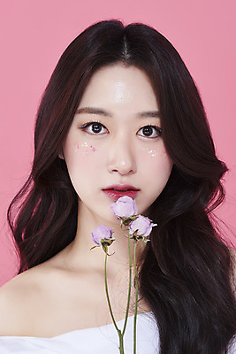 포토 JPG 스튜디오촬영 응시 여자 실내 한명 들기 상반신 20대 성인 앞모습 화장 뷰티 장미 한국인 청순 의료성형뷰티 성인여자한명만 분홍색배경 국내포토 1 시선 꽃 뷰포인트 분홍색 백그라운드 컨셉 모션 사람 동양인 청년 내부 여자한명만 성인여자만 파일형식