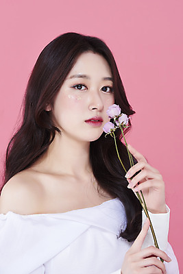 포토 JPG 스튜디오촬영 응시 여자 실내 한명 들기 상반신 20대 성인 옆모습 화장 뷰티 장미 한국인 청순 의료성형뷰티 성인여자한명만 분홍색배경 국내포토 1 시선 꽃 뷰포인트 분홍색 백그라운드 컨셉 모션 사람 동양인 청년 내부 여자한명만 성인여자만 파일형식