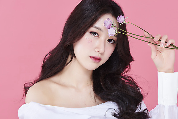 포토 JPG 스튜디오촬영 응시 여자 실내 한명 들기 상반신 20대 성인 옆모습 화장 뷰티 장미 한국인 청순 의료성형뷰티 성인여자한명만 분홍색배경 국내포토 1 시선 꽃 뷰포인트 분홍색 백그라운드 컨셉 모션 사람 동양인 청년 내부 여자한명만 성인여자만 파일형식