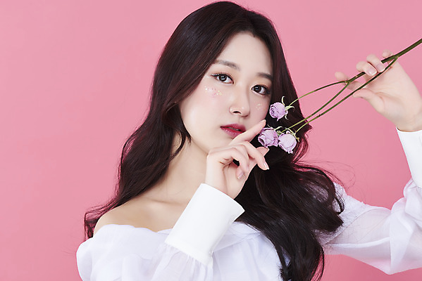 포토 JPG 스튜디오촬영 응시 여자 실내 한명 들기 상반신 20대 성인 옆모습 화장 뷰티 장미 한국인 청순 의료성형뷰티 성인여자한명만 분홍색배경 국내포토 1 시선 꽃 뷰포인트 분홍색 백그라운드 컨셉 모션 사람 동양인 청년 내부 여자한명만 성인여자만 파일형식