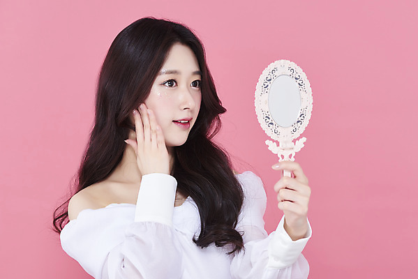 포토 JPG 스튜디오촬영 응시 여자 실내 한명 들기 손짓 상반신 20대 성인 옆모습 화장 뷰티 한국인 손거울 청순 의료성형뷰티 성인여자한명만 분홍색배경 국내포토 1 시선 뷰포인트 분홍색 백그라운드 컨셉 모션 사람 동양인 청년 내부 거울 여자한명만 성인여자만 파일형식