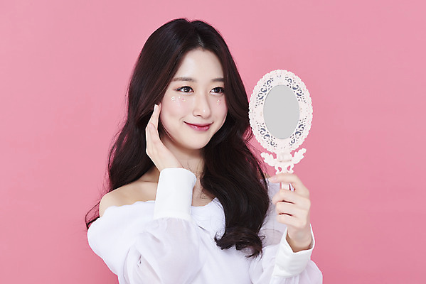 포토 JPG 스튜디오촬영 응시 여자 실내 한명 미소 들기 손짓 상반신 20대 성인 앞모습 화장 뷰티 한국인 손거울 청순 의료성형뷰티 성인여자한명만 분홍색배경 국내포토 1 시선 뷰포인트 분홍색 백그라운드 컨셉 모션 표정 사람 동양인 청년 내부 거울 여자한명만 성인여자만 파일형식