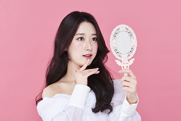 포토 JPG 스튜디오촬영 응시 여자 실내 한명 들기 손짓 상반신 20대 성인 앞모습 화장 뷰티 한국인 손거울 청순 의료성형뷰티 성인여자한명만 분홍색배경 국내포토 1 시선 뷰포인트 분홍색 백그라운드 컨셉 모션 사람 동양인 청년 내부 거울 여자한명만 성인여자만 파일형식