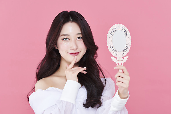 포토 JPG 스튜디오촬영 응시 여자 실내 한명 미소 들기 손짓 상반신 20대 성인 앞모습 화장 뷰티 한국인 손거울 청순 의료성형뷰티 성인여자한명만 분홍색배경 국내포토 1 시선 뷰포인트 분홍색 백그라운드 컨셉 모션 표정 사람 동양인 청년 내부 거울 여자한명만 성인여자만 파일형식