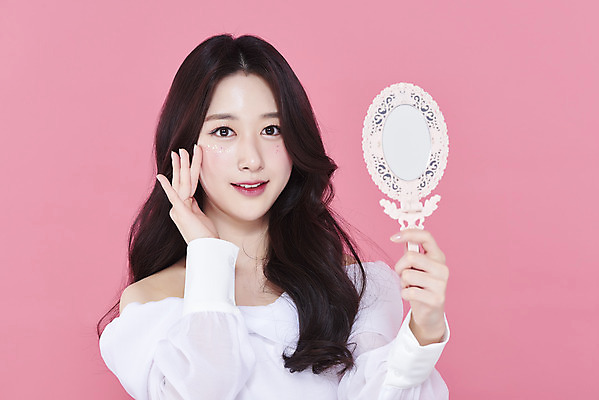 포토 JPG 스튜디오촬영 응시 여자 실내 한명 미소 들기 손짓 상반신 20대 성인 앞모습 화장 뷰티 한국인 손거울 청순 의료성형뷰티 성인여자한명만 분홍색배경 국내포토 1 시선 뷰포인트 분홍색 백그라운드 컨셉 모션 표정 사람 동양인 청년 내부 거울 여자한명만 성인여자만 파일형식