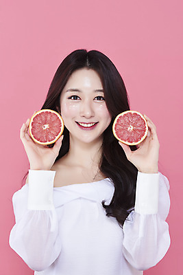 포토 JPG 스튜디오촬영 응시 여자 실내 한명 미소 들기 상반신 20대 성인 앞모습 화장 뷰티 한국인 자몽 청순 의료성형뷰티 성인여자한명만 분홍색배경 국내포토 1 시선 뷰포인트 분홍색 백그라운드 컨셉 과일 모션 표정 사람 동양인 청년 내부 여자한명만 성인여자만 파일형식