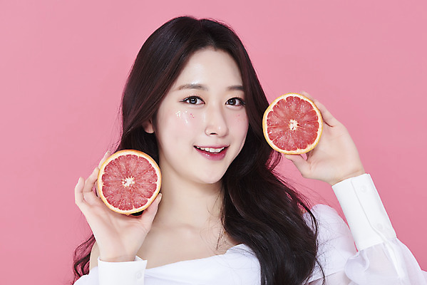 포토 JPG 스튜디오촬영 응시 여자 실내 한명 미소 들기 상반신 20대 성인 앞모습 화장 뷰티 한국인 자몽 청순 의료성형뷰티 성인여자한명만 분홍색배경 국내포토 1 시선 뷰포인트 분홍색 백그라운드 컨셉 과일 모션 표정 사람 동양인 청년 내부 여자한명만 성인여자만 파일형식