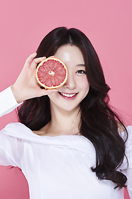 포토 JPG 스튜디오촬영 응시 여자 실내 한명 미소 들기 상반신 20대 성인 앞모습 화장 뷰티 한국인 눈가림 자몽 청순 의료성형뷰티 성인여자한명만 분홍색배경 국내포토 1 시선 뷰포인트 분홍색 백그라운드 컨셉 과일 모션 표정 사람 동양인 청년 내부 가림 여자한명만 성인여자만 파일형식