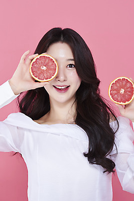 포토 JPG 스튜디오촬영 응시 여자 실내 한명 미소 들기 상반신 20대 성인 앞모습 화장 뷰티 한국인 눈가림 자몽 청순 의료성형뷰티 성인여자한명만 분홍색배경 국내포토 1 시선 뷰포인트 분홍색 백그라운드 컨셉 과일 모션 표정 사람 동양인 청년 내부 가림 여자한명만 성인여자만 파일형식