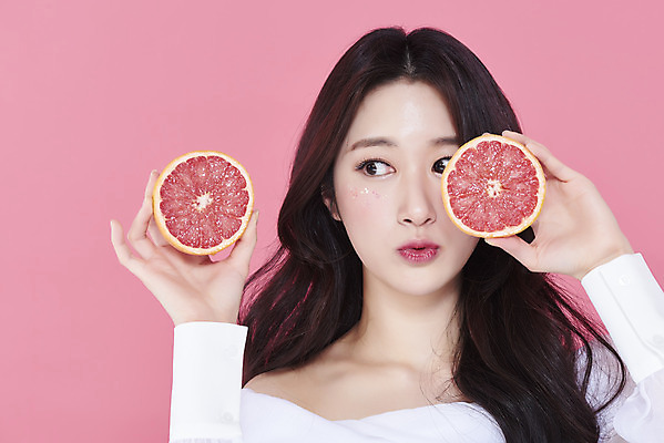 포토 JPG 스튜디오촬영 응시 여자 실내 한명 들기 상반신 20대 성인 앞모습 화장 뷰티 한국인 자몽 청순 의료성형뷰티 성인여자한명만 분홍색배경 국내포토 1 시선 뷰포인트 분홍색 백그라운드 컨셉 과일 모션 사람 동양인 청년 내부 여자한명만 성인여자만 파일형식