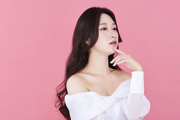 포토 JPG 스튜디오촬영 응시 여자 실내 한명 손짓 상반신 20대 성인 옆모습 화장 뷰티 한국인 청순 의료성형뷰티 성인여자한명만 분홍색배경 국내포토 1 시선 뷰포인트 분홍색 백그라운드 컨셉 모션 사람 동양인 청년 내부 여자한명만 성인여자만 파일형식