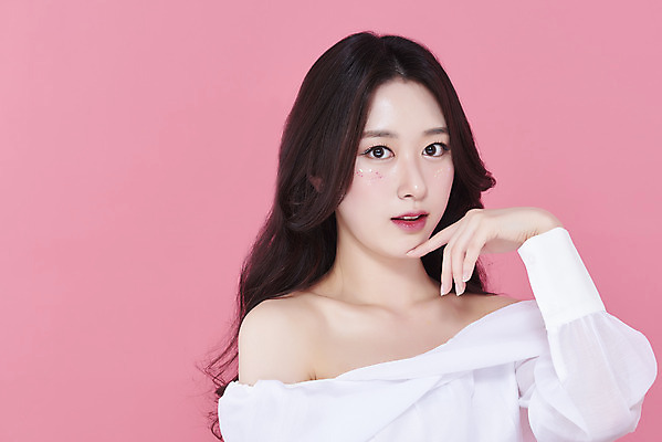 포토 JPG 스튜디오촬영 응시 여자 실내 한명 손짓 상반신 20대 성인 앞모습 화장 뷰티 한국인 청순 의료성형뷰티 성인여자한명만 분홍색배경 국내포토 1 시선 뷰포인트 분홍색 백그라운드 컨셉 모션 사람 동양인 청년 내부 여자한명만 성인여자만 파일형식