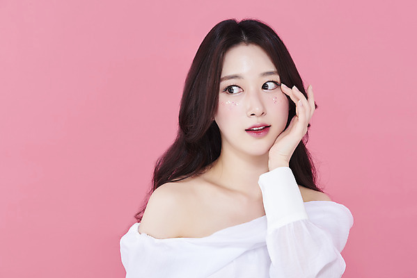 포토 JPG 스튜디오촬영 응시 여자 실내 한명 상반신 20대 성인 앞모습 화장 뷰티 턱괴기 한국인 청순 의료성형뷰티 성인여자한명만 분홍색배경 국내포토 1 시선 뷰포인트 분홍색 백그라운드 컨셉 모션 사람 동양인 청년 내부 여자한명만 성인여자만 파일형식