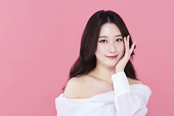 포토 JPG 스튜디오촬영 응시 여자 실내 한명 미소 상반신 20대 성인 앞모습 화장 뷰티 턱괴기 한국인 청순 의료성형뷰티 성인여자한명만 분홍색배경 국내포토 1 시선 뷰포인트 분홍색 백그라운드 컨셉 모션 표정 사람 동양인 청년 내부 여자한명만 성인여자만 파일형식