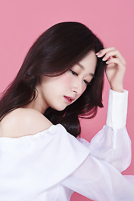 포토 JPG 스튜디오촬영 응시 여자 실내 한명 손짓 상반신 20대 성인 옆모습 화장 뷰티 한국인 청순 의료성형뷰티 성인여자한명만 분홍색배경 국내포토 1 시선 뷰포인트 분홍색 백그라운드 컨셉 모션 사람 동양인 청년 내부 여자한명만 성인여자만 파일형식