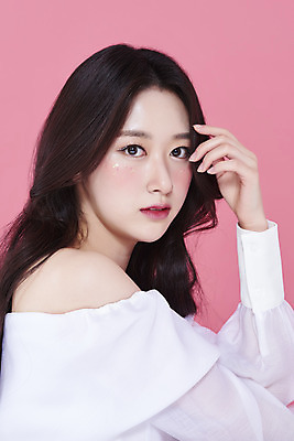 포토 JPG 스튜디오촬영 응시 여자 실내 한명 손짓 상반신 20대 성인 앞모습 화장 뷰티 한국인 청순 의료성형뷰티 성인여자한명만 분홍색배경 국내포토 1 시선 뷰포인트 분홍색 백그라운드 컨셉 모션 사람 동양인 청년 내부 여자한명만 성인여자만 파일형식