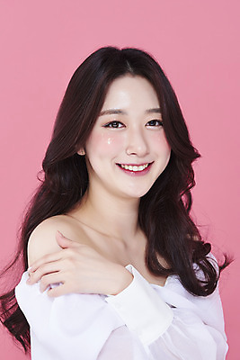 포토 JPG 스튜디오촬영 응시 여자 실내 한명 미소 손짓 상반신 20대 성인 앞모습 화장 뷰티 한국인 청순 의료성형뷰티 성인여자한명만 분홍색배경 국내포토 1 시선 뷰포인트 분홍색 백그라운드 컨셉 모션 표정 사람 동양인 청년 내부 여자한명만 성인여자만 파일형식