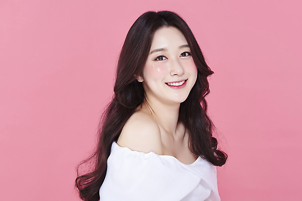 포토 JPG 스튜디오촬영 응시 여자 실내 한명 미소 상반신 20대 성인 앞모습 화장 뷰티 한국인 청순 의료성형뷰티 성인여자한명만 분홍색배경 국내포토 1 시선 뷰포인트 분홍색 백그라운드 컨셉 표정 사람 동양인 청년 내부 여자한명만 성인여자만 파일형식