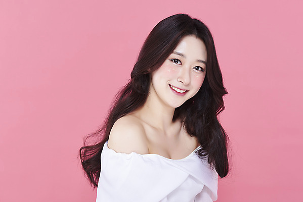 포토 JPG 스튜디오촬영 응시 여자 실내 한명 미소 상반신 20대 성인 앞모습 화장 뷰티 한국인 청순 의료성형뷰티 성인여자한명만 분홍색배경 국내포토 1 시선 뷰포인트 분홍색 백그라운드 컨셉 표정 사람 동양인 청년 내부 여자한명만 성인여자만 파일형식