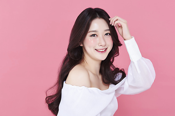 포토 JPG 스튜디오촬영 응시 여자 실내 한명 미소 손짓 상반신 20대 성인 옆모습 화장 뷰티 한국인 청순 의료성형뷰티 성인여자한명만 분홍색배경 국내포토 1 시선 뷰포인트 분홍색 백그라운드 컨셉 모션 표정 사람 동양인 청년 내부 여자한명만 성인여자만 파일형식