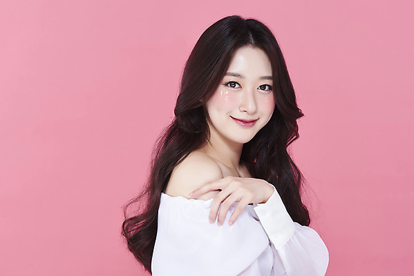 포토 JPG 스튜디오촬영 응시 여자 실내 한명 미소 손짓 상반신 20대 성인 옆모습 화장 뷰티 한국인 청순 의료성형뷰티 성인여자한명만 분홍색배경 국내포토 1 시선 뷰포인트 분홍색 백그라운드 컨셉 모션 표정 사람 동양인 청년 내부 여자한명만 성인여자만 파일형식