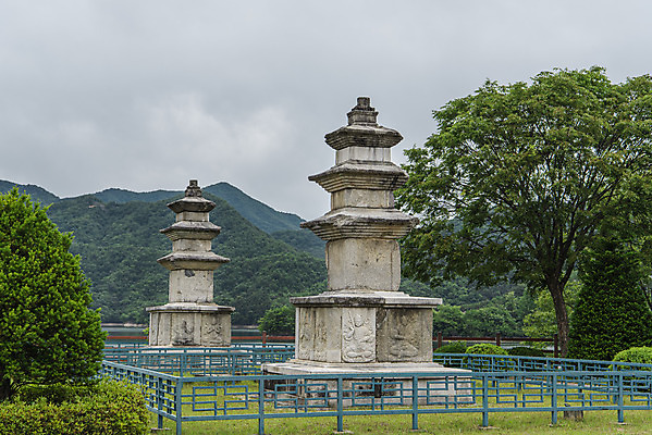포토 JPG 주간 나무 구름 여행 산 풍경 사람없음 야외 관광지 문화재 삼층석탑 횡성 국내포토 자연요소 식물 석탑 강원도 파일형식
