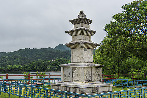 포토 JPG 주간 나무 구름 여행 산 풍경 사람없음 야외 관광지 문화재 삼층석탑 횡성 국내포토 자연요소 식물 석탑 강원도 파일형식